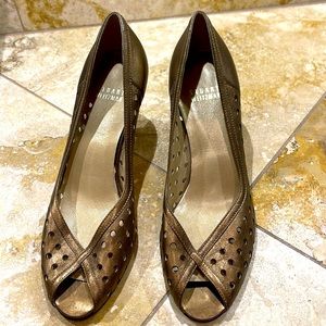 Stuart Weitzman woman’s heels size 6 1/2 gold